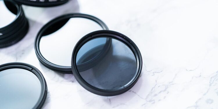 Diversos Filtros para Lente sobre a Mesa.