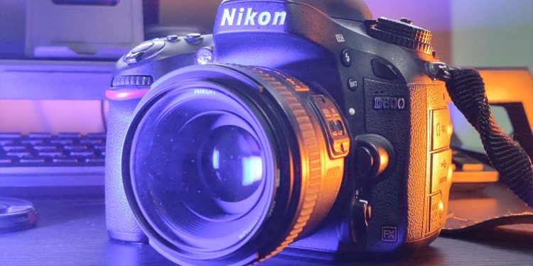 Câmera sobre a mesa.