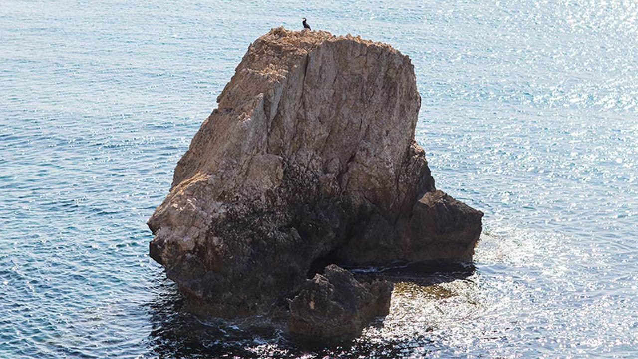 Rocha no oceano.